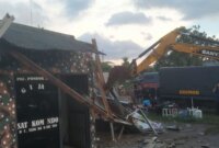 BMKG bersama Satpol PP menggunakan ekskavator membongkar posko GRIB Jaya di lahan milik BMKG Pondok Aren (ANTARA)