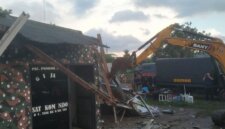 BMKG bersama Satpol PP menggunakan ekskavator membongkar posko GRIB Jaya di lahan milik BMKG Pondok Aren (ANTARA)