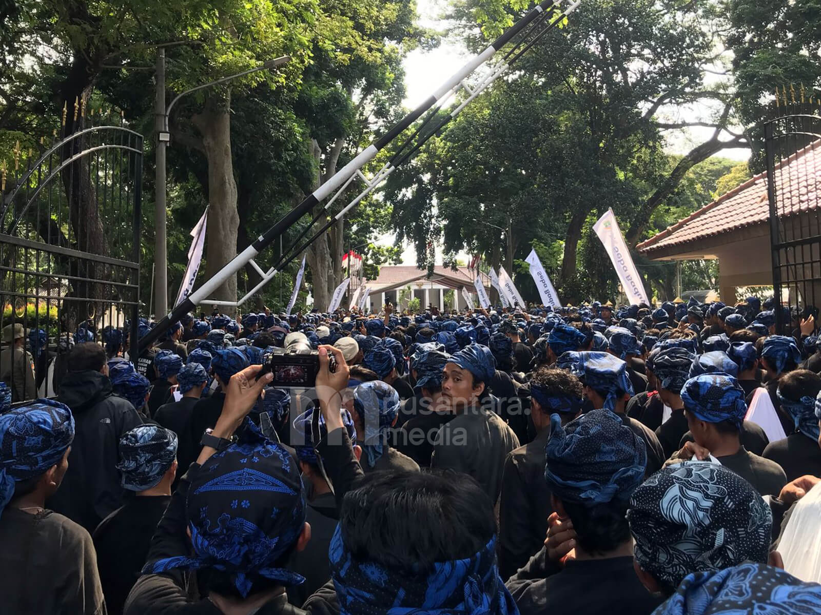 Warga Baduy Dalam dan Baduy Luar berjalan menuju Pendopo Gubernur Banten dalam prosesi Seba Baduy 2025.