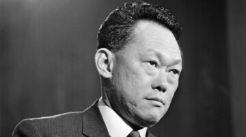 Lee Kwan Yew, pendiri dan perdana menteri pertama Singapura yang memimpin Singapura dari tahun 1959 hingga 1990. (Michael Stroud/Daily Express/Hulton Archive/Getty Images)