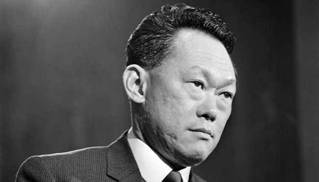 Lee Kwan Yew, pendiri dan perdana menteri pertama Singapura yang memimpin Singapura dari tahun 1959 hingga 1990. (Michael Stroud/Daily Express/Hulton Archive/Getty Images)