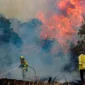 Petugas pemadam kebakaran berusaha keras menjinakkan api yang melalap area dekat Moshav Mesilat Zion pada 30 April 2025. (Foto/Noam Revkin Fenton/Flash90)