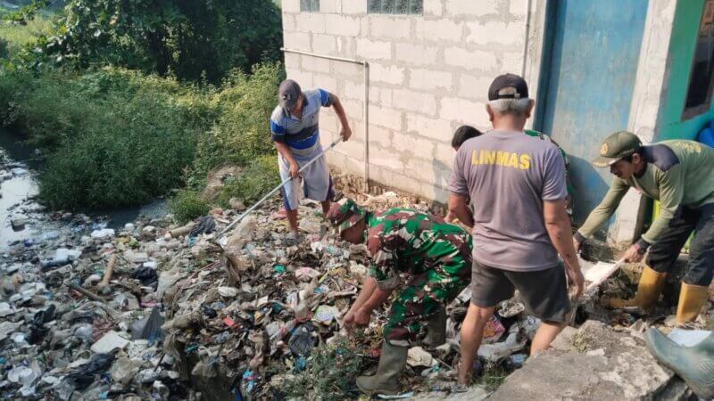 Foto: Kepala Desa Bojongsari berdialog dengan warga saat kegiatan berlangsung