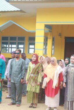 Guru dan Siswa Kenakan Pakaian Adat Multietnis