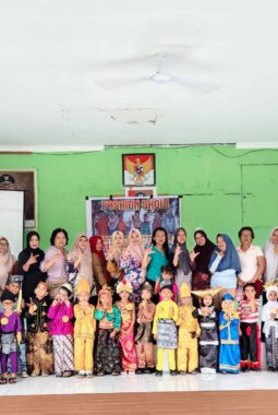 Penampilan pakaian Adat anak – anak Sekolah TK Singkep Barat.
