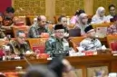 Menteri Pendidikan Dasar dan Menengah, Abdul Mu'ti, sedang mengadakan rapat kerja bersama DPR RI (Kemendikdasmen)
