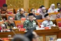 Menteri Pendidikan Dasar dan Menengah, Abdul Mu'ti, sedang mengadakan rapat kerja bersama DPR RI (Kemendikdasmen)