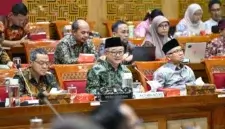 Menteri Pendidikan Dasar dan Menengah, Abdul Mu'ti, sedang mengadakan rapat kerja bersama DPR RI (Kemendikdasmen)