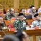 Menteri Pendidikan Dasar dan Menengah, Abdul Mu'ti, sedang mengadakan rapat kerja bersama DPR RI (Kemendikdasmen)