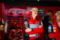 Luigi Dall'Igna terlihat cemas saat mengamati performa Pecco Bagnaia di awal musim MotoGP 2025 (Foto: Facebook Dall'Igna)