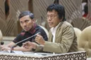 Adian Napitupulu, anggota Komisi V DPR dari Fraksi PDIP (paling kanan), memberikan tanggapan kritis dalam Rapat Dengar Pendapat Umum (RDPU) bersama perwakilan aplikasi transportasi online seperti Gojek, Grab, dan Maxim, yang digelar di Kompleks Parlemen Senayan, Jakarta, pada Rabu (5/3/2025). (KATADATA/FAUZA SYAHPUTRA)