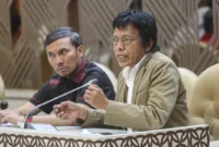 Adian Napitupulu, anggota Komisi V DPR dari Fraksi PDIP (paling kanan), memberikan tanggapan kritis dalam Rapat Dengar Pendapat Umum (RDPU) bersama perwakilan aplikasi transportasi online seperti Gojek, Grab, dan Maxim, yang digelar di Kompleks Parlemen Senayan, Jakarta, pada Rabu (5/3/2025). (KATADATA/FAUZA SYAHPUTRA)