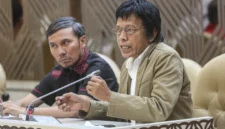 Adian Napitupulu, anggota Komisi V DPR dari Fraksi PDIP (paling kanan), memberikan tanggapan kritis dalam Rapat Dengar Pendapat Umum (RDPU) bersama perwakilan aplikasi transportasi online seperti Gojek, Grab, dan Maxim, yang digelar di Kompleks Parlemen Senayan, Jakarta, pada Rabu (5/3/2025). (KATADATA/FAUZA SYAHPUTRA)