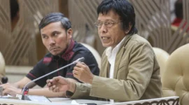 Adian Napitupulu, anggota Komisi V DPR dari Fraksi PDIP (paling kanan), memberikan tanggapan kritis dalam Rapat Dengar Pendapat Umum (RDPU) bersama perwakilan aplikasi transportasi online seperti Gojek, Grab, dan Maxim, yang digelar di Kompleks Parlemen Senayan, Jakarta, pada Rabu (5/3/2025). (KATADATA/FAUZA SYAHPUTRA)