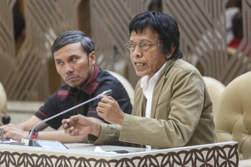 Adian Napitupulu, anggota Komisi V DPR dari Fraksi PDIP (paling kanan), memberikan tanggapan kritis dalam Rapat Dengar Pendapat Umum (RDPU) bersama perwakilan aplikasi transportasi online seperti Gojek, Grab, dan Maxim, yang digelar di Kompleks Parlemen Senayan, Jakarta, pada Rabu (5/3/2025). (KATADATA/FAUZA SYAHPUTRA)
