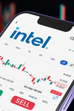 Intel di Ambang Krisis: CEO dan Investor Besar Mundur!