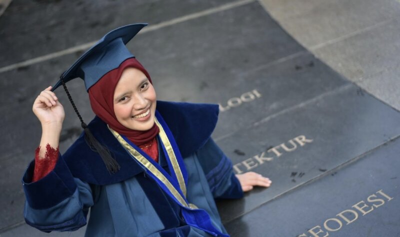 Tania Septi Anggraini sukses menuntaskan studi doktoralnya. Ia adalah mahasiswa dari Program Studi Teknik Geodesi dan Geomatika di Institut Teknologi Bandung (ITB). (https://itb.ac.id/)