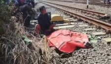 Evakuasi Korban Tertabrak Kereta Api di Batang Pulang Mancing