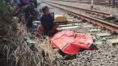 Evakuasi Korban Tertabrak Kereta Api di Batang Pulang Mancing