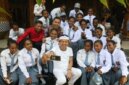 Gubernur Dedi Mulyadi berfoto bersama murid-murid Papua yang ia dukung pendidikannya (ISTIMEWA)