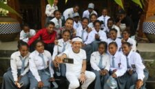 Gubernur Dedi Mulyadi berfoto bersama murid-murid Papua yang ia dukung pendidikannya (ISTIMEWA)