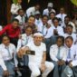 Gubernur Dedi Mulyadi berfoto bersama murid-murid Papua yang ia dukung pendidikannya (ISTIMEWA)