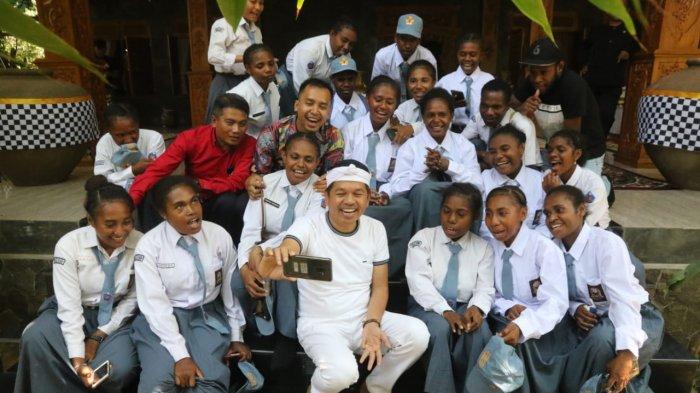 Gubernur Dedi Mulyadi berfoto bersama murid-murid Papua yang ia dukung pendidikannya (ISTIMEWA)