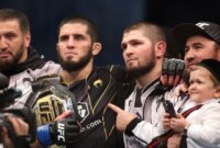 Islam Makhachev bersama Khabib Nurmagomedov dan tim setelah Islam menangi sabuk juara (AFP via Getty Images/GIUSEPPE CACACE)