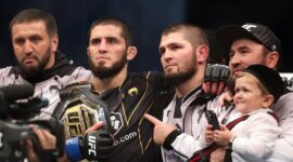 Islam Makhachev bersama Khabib Nurmagomedov dan tim setelah Islam menangi sabuk juara (AFP via Getty Images/GIUSEPPE CACACE)
