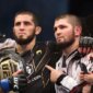 Islam Makhachev bersama Khabib Nurmagomedov dan tim setelah Islam menangi sabuk juara (AFP via Getty Images/GIUSEPPE CACACE)