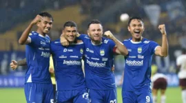 Persib Bandung merayakan gelar juara BRI Liga 1 2024/2025 usai mengalahkan Barito Putera, Jumat (9/5/2025). Stadion Gelora Bandung Lautan Api dipenuhi Bobotoh yang merayakan kemenangan back-to-back Maung Bandung.
