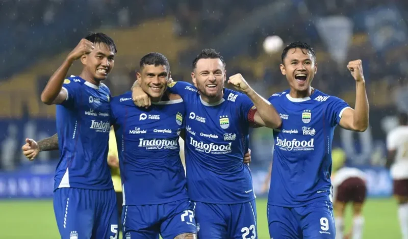 Persib Bandung merayakan gelar juara BRI Liga 1 2024/2025 usai mengalahkan Barito Putera, Jumat (9/5/2025). Stadion Gelora Bandung Lautan Api dipenuhi Bobotoh yang merayakan kemenangan back-to-back Maung Bandung.