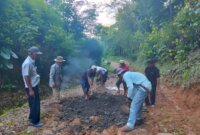 Warga Desa Ciseureuhen Sedang Bergotong Royong (Foto: Halimah)