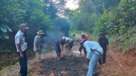 Warga Desa Ciseureuhen Sedang Bergotong Royong (Foto: Halimah)