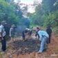 Warga Desa Ciseureuhen Sedang Bergotong Royong (Foto: Halimah)