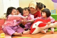 Sejumlah siswa dan guru sedang asik belajar bersama (disdikpora.bulelengkab.go.id)