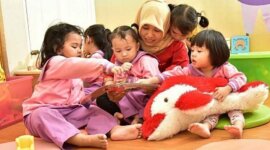 Sejumlah siswa dan guru sedang asik belajar bersama (disdikpora.bulelengkab.go.id)