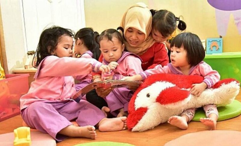 Sejumlah siswa dan guru sedang asik belajar bersama (disdikpora.bulelengkab.go.id)