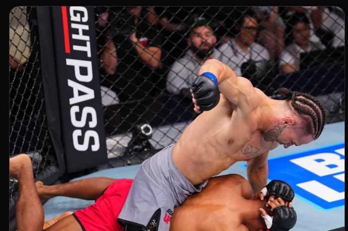 Aaron Tau asal Selandia Baru sukses mendominasi laga melawan Rio Tirto dari Indonesia dalam ajang Road to UFC 4 pada 22 Mei 2025 di Shanghai, Tiongkok. (Sumber: X.com/@UFCNews)