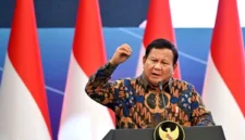Presiden Prabowo Subianto memberikan sambutan pada acara Diskusi Ekonomi Bersama Presiden RI di Menara Mandiri, Senayan, Jakarta, Selasa (8/4/2025). (ANTARA FOTO/Aditya Pradana Putra/sgd/Spt/aa.)