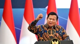 Presiden Prabowo Subianto memberikan sambutan pada acara Diskusi Ekonomi Bersama Presiden RI di Menara Mandiri, Senayan, Jakarta, Selasa (8/4/2025). (ANTARA FOTO/Aditya Pradana Putra/sgd/Spt/aa.)