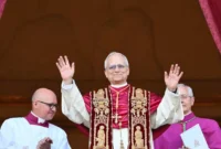 Kardinal Robert Prevost, sebagai Paus Leo XIV, berdiri di balkon Basilika Santo Petrus setelah terpilih dalam konklaf 2025 (Foto: Vatikan Media)