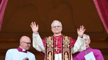 Kardinal Robert Prevost, sebagai Paus Leo XIV, berdiri di balkon Basilika Santo Petrus setelah terpilih dalam konklaf 2025 (Foto: Vatikan Media)