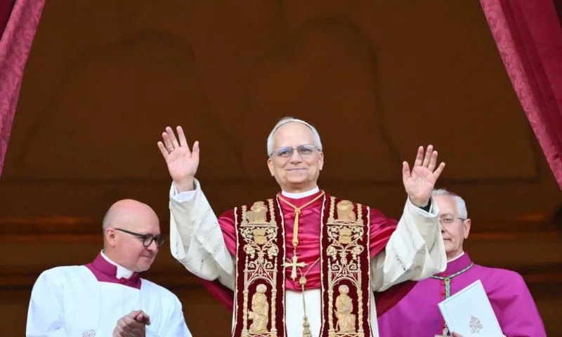 Kardinal Robert Prevost, sebagai Paus Leo XIV, berdiri di balkon Basilika Santo Petrus setelah terpilih dalam konklaf 2025 (Foto: Vatikan Media)
