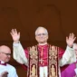 Kardinal Robert Prevost, sebagai Paus Leo XIV, berdiri di balkon Basilika Santo Petrus setelah terpilih dalam konklaf 2025 (Foto: Vatikan Media)