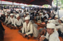 Warga adat Baduy menyerahkan hasil bumi kepada pemerintah dalam prosesi Seba Baduy 2025 yang berlangsung khidmat di Pendopo Gubernur Provinsi Banten. (Foto Nusantara Media: Edeh Cupe)