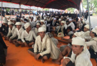 Warga adat Baduy menyerahkan hasil bumi kepada pemerintah dalam prosesi Seba Baduy 2025 yang berlangsung khidmat di Pendopo Gubernur Provinsi Banten. (Foto Nusantara Media: Edeh Cupe)