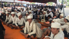 Warga adat Baduy menyerahkan hasil bumi kepada pemerintah dalam prosesi Seba Baduy 2025 yang berlangsung khidmat di Pendopo Gubernur Provinsi Banten. (Foto Nusantara Media: Edeh Cupe)