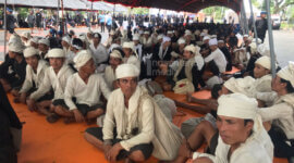 Warga adat Baduy menyerahkan hasil bumi kepada pemerintah dalam prosesi Seba Baduy 2025 yang berlangsung khidmat di Pendopo Gubernur Provinsi Banten. (Foto Nusantara Media: Edeh Cupe)
