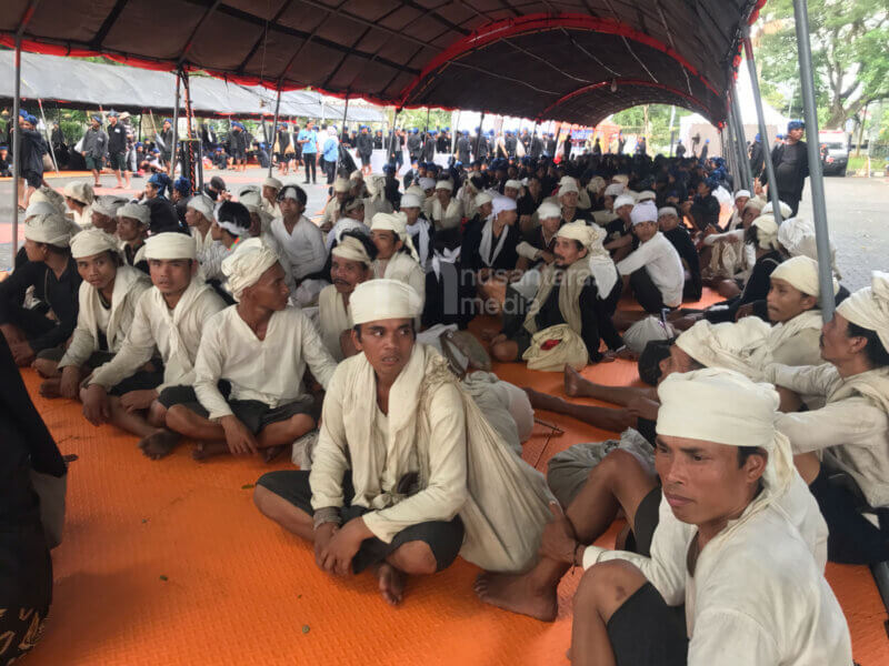 Warga adat Baduy menyerahkan hasil bumi kepada pemerintah dalam prosesi Seba Baduy 2025 yang berlangsung khidmat di Pendopo Gubernur Provinsi Banten. (Foto Nusantara Media: Edeh Cupe)